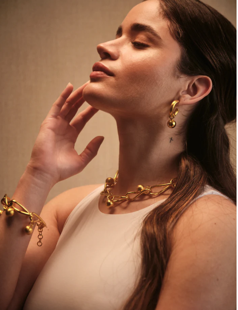 modèle femme-bijoux-plaqué or-bague-bracelet-collier diada